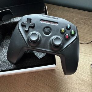 SteelSeries Black Wireless Game Controller - Ergonomic PC/Console Controller